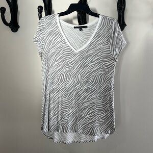 White House Black Market WHBM Animal Print V-Neck T-Shirt Medium